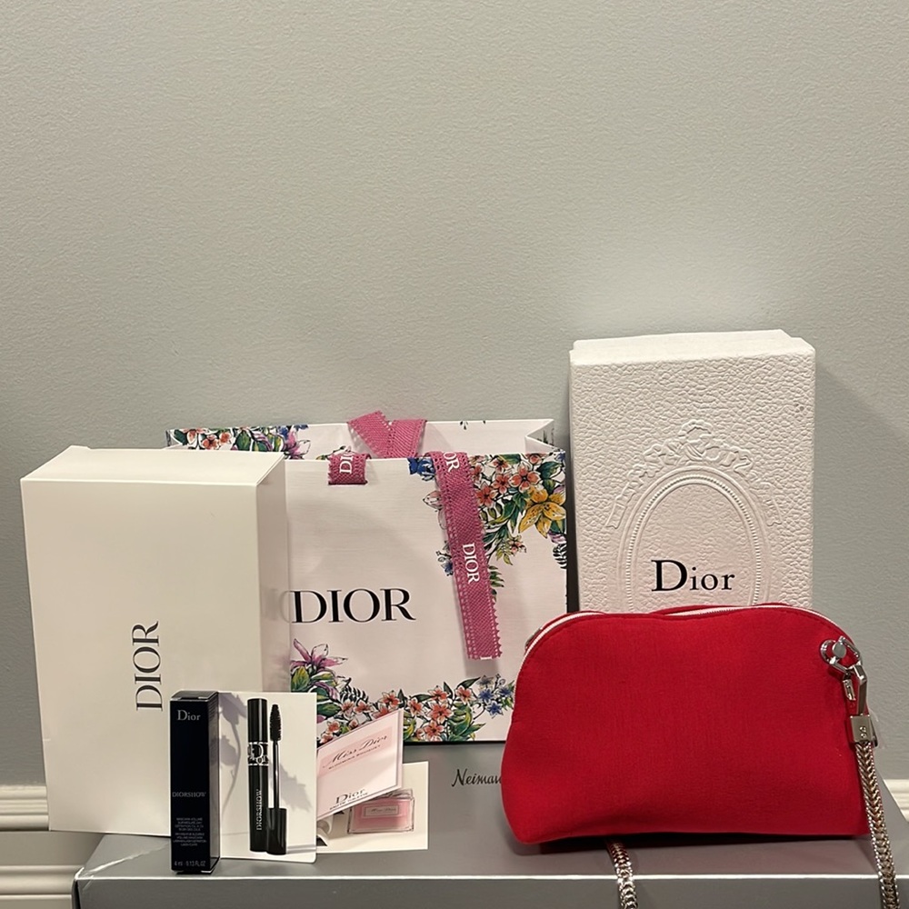 Dior red cosmetics pouch to shoulder bag - Picture 2 of 14